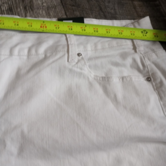Lane Bryant, NWT, Women's Size 28 White Girlfriend Crop - Picture 4 of 8